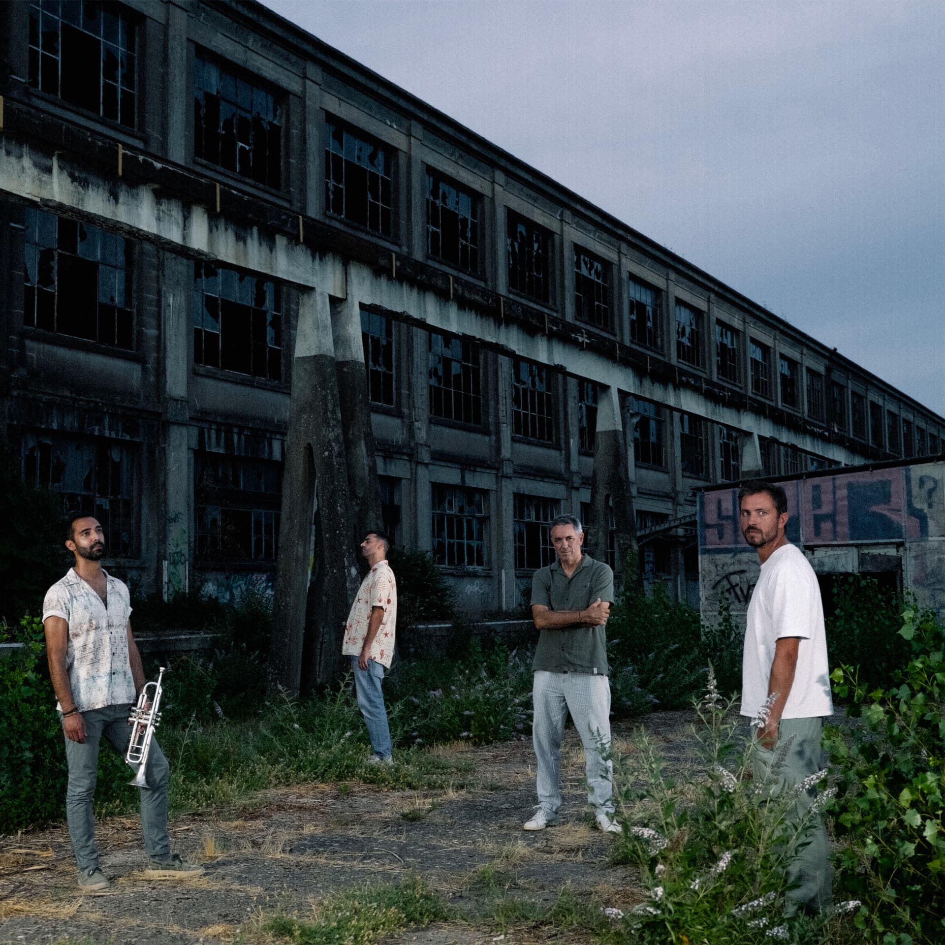 Cover du single Nocturne de Rue Salazar : les quatre musiciens devant une ancienne usine